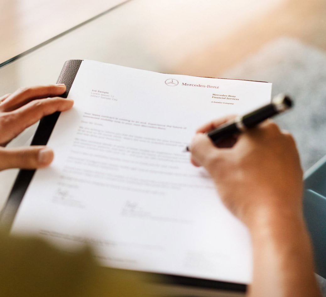 Mão segurando um desenho de lâmpada