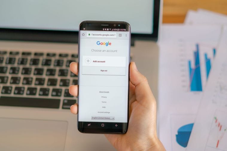 celular com app do google aberto